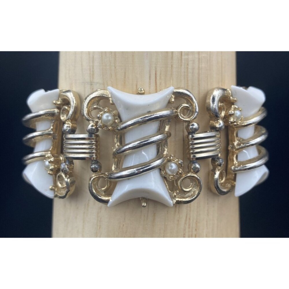 Vintage Gold Tone Link Bracelet White Opaque Plastic Faux Pearl Accent  1950-60s - Picture 3 of 9